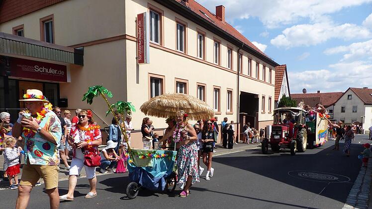 Fasching im Juli: In Ebenhausen gab es nach dem Umzug noch Beachparty.