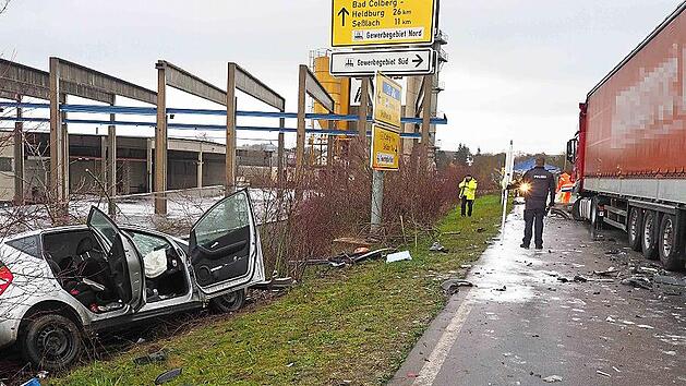 Der Mercedes wurde bei dem Zusammensto&szlig; mit dem Lkw von der Stra&szlig;e geschleudert.