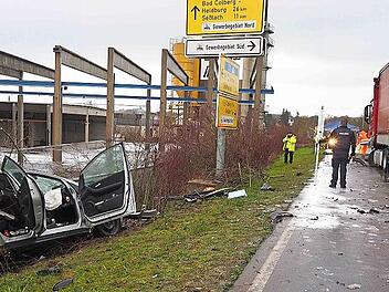 Der Mercedes wurde bei dem Zusammensto&szlig; mit dem Lkw von der Stra&szlig;e geschleudert.