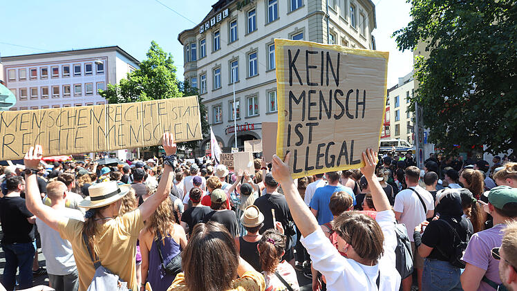 Würzburg: Angekündigte AfD-Kundgebung mit Björn Höcke scheitert an massiver Gegen-Demo