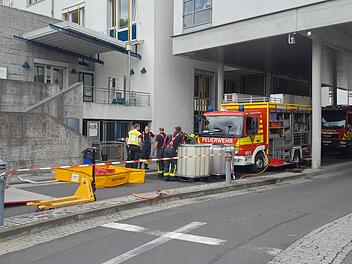 Würzburg: Gefahrstoffaustritt sorgt für Großeinsatz im Klinikum - "Alarmstufe erhöht" Würzburg: Gefahrstoffaustritt sorgt für Großeinsatz im Klinikum - "Alarmstufe erhöht"