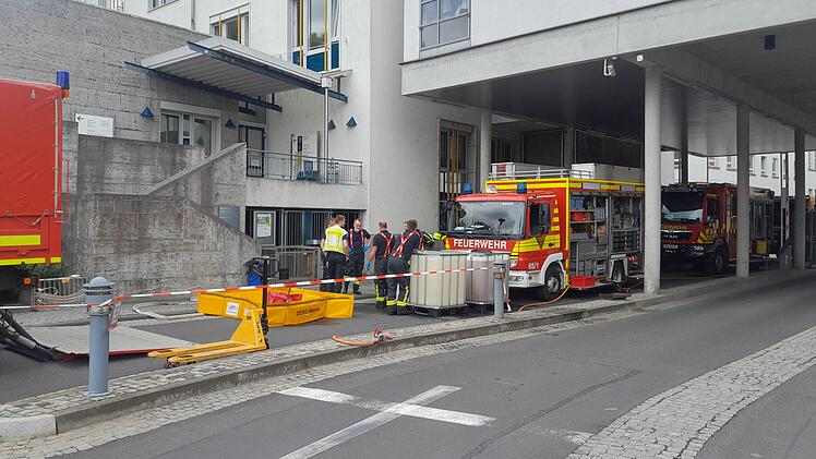 Würzburg: Gefahrstoffaustritt sorgt für Großeinsatz im Klinikum - "Alarmstufe erhöht"