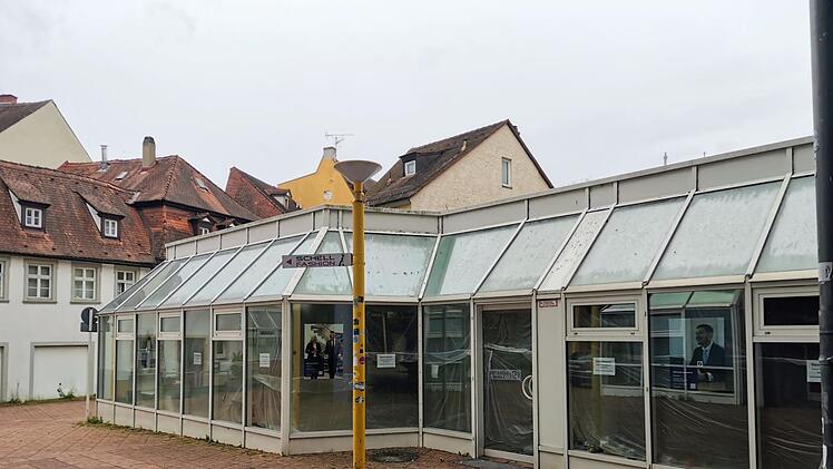 Gesch&auml;ft mit verglaster Fassade, leerstehend, mit Blick auf die Schilder "Schell Fashion". Neue Nutzung scheint bald zu folgen, nach Schlie&szlig;ung durch Einzelh&auml;ndlerin.