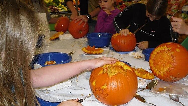 Kinder aus dem Höchstadter Paul-Gerhardt-Kindergarten waren zum Kürbisschnitzen eingeladen.
