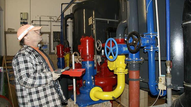 Ständig haben die städtischen Mitarbeiter die Technik des Freibades im Auge. Die Wartung und Pflege der Anlage sind eine umfangreiche Aufgabe. Die Sicherheit des Freibades steht dabei immer im Vordergrund.