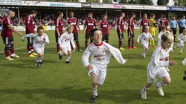 Glücklich rennen die Einlaufkinder vor dem Anpfiff vom Feld.