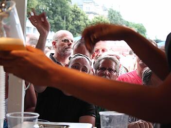 Kurz nach dem Gewinn der Stadtwette, drängen sich am Freibierstand auf der Medienwiese durstige Menschen. Fotos: Benedikt Borst