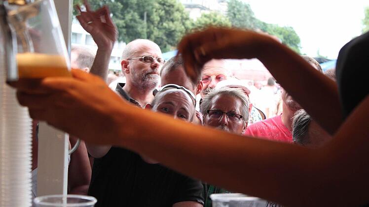 Kurz nach dem Gewinn der Stadtwette, drängen sich am Freibierstand auf der Medienwiese durstige Menschen. Fotos: Benedikt Borst