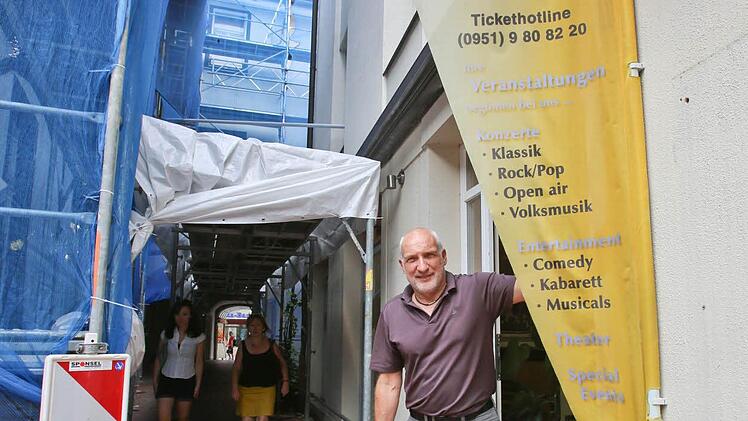 Peter Klecha am Eingang zum Notquartier des BVD in der eingerüsteten Passage.