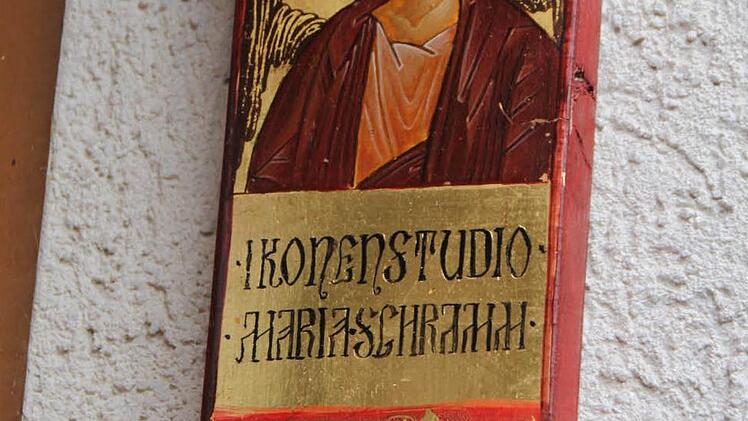 Schon an der Tür empfängt den Besucher ein Schild.