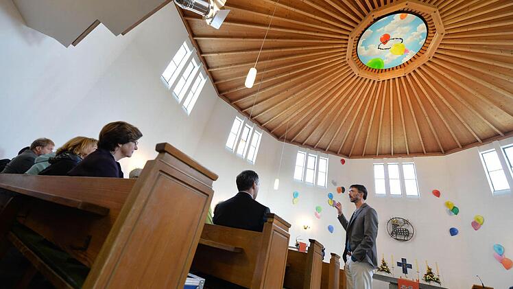 Der raum der Christuskirche in Ebern hat sich durch Gerhard Rießbecks Kunstwerk enorm gewandelt.  Foto: Ronald Rinklef