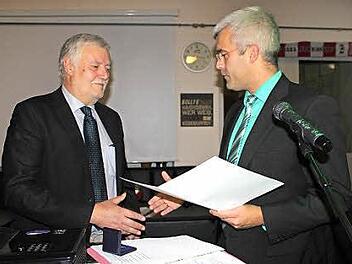 Wolfgang Feuerpfeil bekam bei der Bürgerversammlung in Ludwigsstadt die silberne Bürgermedaille von Bürgermeister Timo Ehrhardt überreicht.  Foto: Schadeck