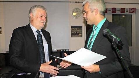 Wolfgang Feuerpfeil bekam bei der Bürgerversammlung in Ludwigsstadt die silberne Bürgermedaille von Bürgermeister Timo Ehrhardt überreicht.  Foto: Schadeck