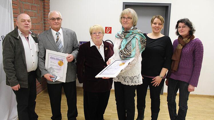 Langjährige und verdienstvolle Mitglieder der Sängergruppe Maintal wurden geehrt und ausgezeichnet. Foto: Horst Habermann