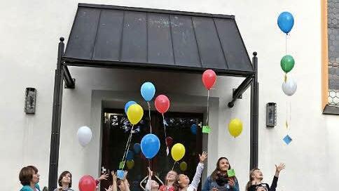Ballons mit Nahem und Adressen der Nüdlinger Spatzen starteten in dern Himmel. Foto: Björn Hein