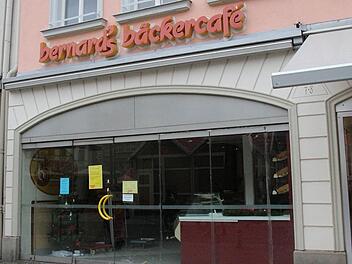Seit Dienstag öd und leer: das "Bäckercafé" am Marktplatz in CoburgFoto: Simone Bastian