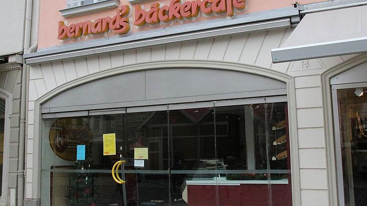 Seit Dienstag öd und leer: das "Bäckercafé" am Marktplatz in CoburgFoto: Simone Bastian