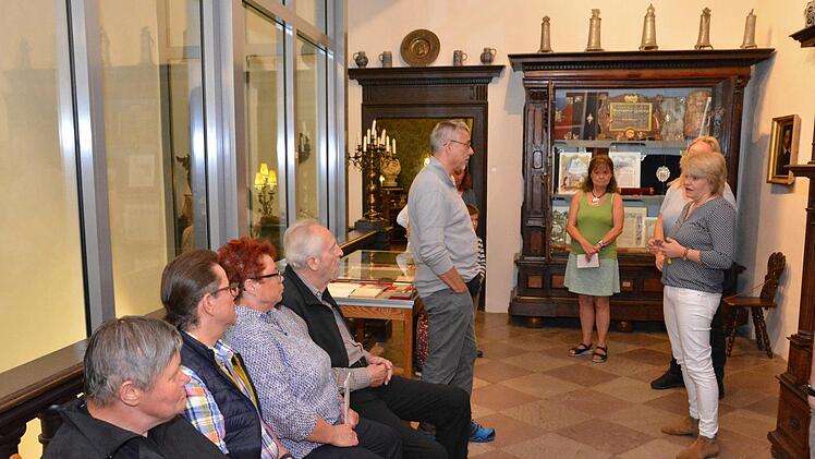 Museumsleiterin Annette Späth zeigte das Graf-Luxburg-Museum Foto: Björn Hein