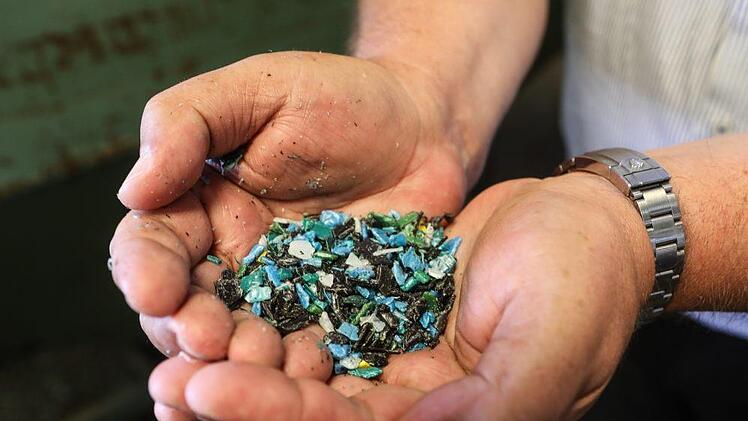 ? Einfärberei: Die Farbe wird zum Granulat gegeben. Dunkler färben ist immer möglich. Umgekehrt funktioniere das nicht.