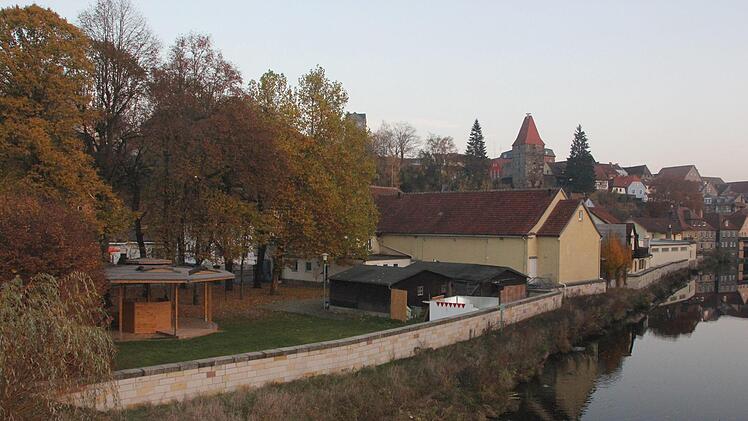 Entlang der Haßlach soll sich ein idyllischer Treffpunkt entwickeln. Auf der Freifläche, wo heute ein Pavillon steht (links im Bild), ist eine Halle mit Galerie geplant. Zudem will Unternehmer Bernd Holzmann  daneben als Ersatz für die  Holzhütten einen neuen Küchentrakt bauen. Foto: Andreas Schmitt