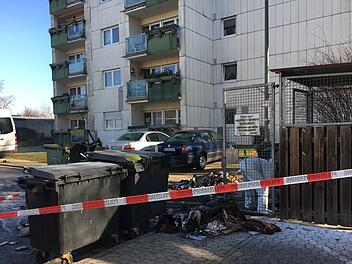 Zum zweiten  Mal in dieser Woche hat es in der Schlesienstraße in der Lichteneiche gebrannt und das gleich an zwei Stellen.  Foto: A. Schreiber