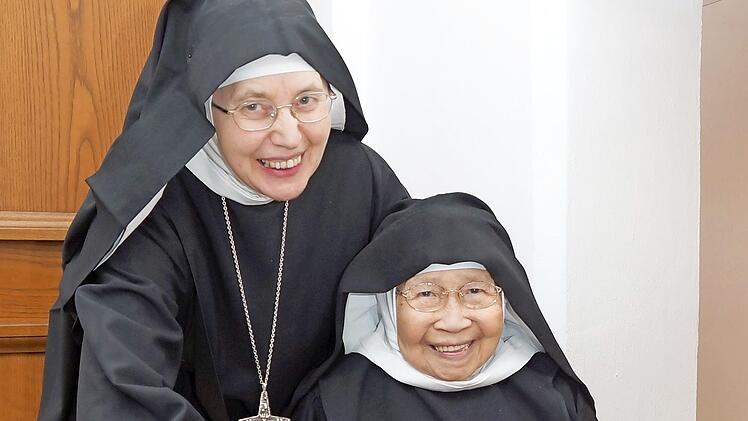 Schwester Lumen (rechts) feierte ihren 90. Geburtstag, daneben Äbtissin Mechthild Thürmer Foto: Johannes Michel