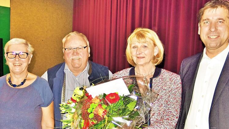 Monika Martin (2. Vorsitzende), Bürgermeister Franz Streit (Forchheim), Bärbel Flessa (1. Vorsitzende) und Landrat Hermann Ulm (von links) feierten den Kreisjugendtag der Bayerischen Sportjugend in Kersbach.  Foto: Dagmar Niemann