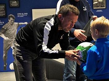 Lothar Matth&auml;us begr&uuml;&szlig;t das 700. Mitglied im FCH, den vierj&auml;hrigen Felix Spitzer.    Foto: Pascale Ferry