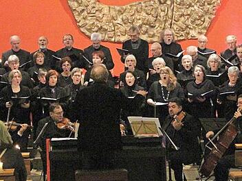 Der Gemeinschaftschor von Sankt Kilian Haßfurt und Sankt Magdalena Ebelsbach bot mit dem Orchester der Musikhochschule Würzburg unter der Leitung von Johannes Eirich ein eindrucksvolles Konzert. Es stimmte die Besucher auf Weihnachten ein.  Fotos: Günther Geiling