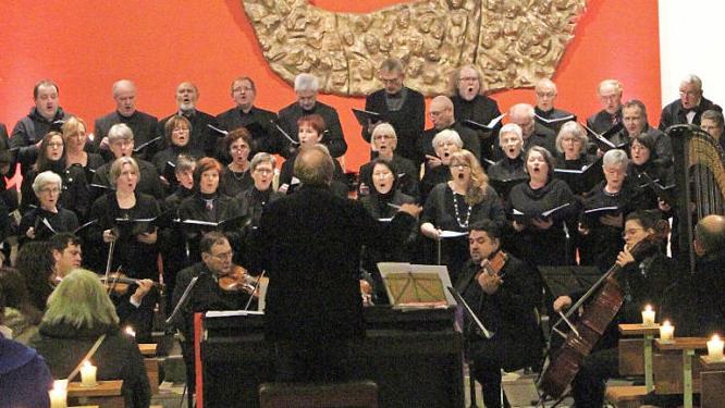 Der Gemeinschaftschor von Sankt Kilian Haßfurt und Sankt Magdalena Ebelsbach bot mit dem Orchester der Musikhochschule Würzburg unter der Leitung von Johannes Eirich ein eindrucksvolles Konzert. Es stimmte die Besucher auf Weihnachten ein.  Fotos: Günther Geiling