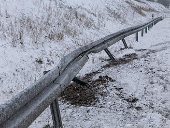 Auf winterlicher Fahrbahn, erleidet am Sonntag eine Frau einen schweren Verkehrsunfall auf der A9 bei Berg.