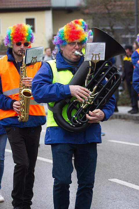 Bunter Zug durch die Straßen mit Finale am Marktplatz