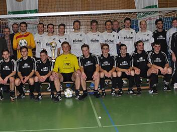 Alter und neuer Hallenmeister wurde der SV Friesen (stehend) durch einen 1:0-Sieg im Finale gegen den TSV Steinberg (sitzend). Mit im Bild (von links) Christian Höfner (Gampertbräu), Spielgruppenleiter Egon Grünbeck, Trainer Christoph Böger (SV Friesen), Georg Skliwa von der Turnierleitung (Mitte im Hintergrund) sowie die Betreuer Georg Müller und Norbert Engelhardt vom TSV Steinberg (von rechts). Fotos: Herbert Kalb