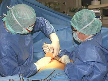 Die Plastische Chirurgie bietet moderne Methoden zur Defektdeckung nach Unfällen oder Krankheiten. Auch in der Capio Franz von Prümmer Klinik in Bad Brückenau ist dies nun möglich.  Foto: C3 Public Relations Klinikkommunikation und Litigation PR