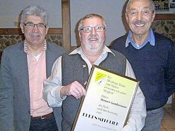 Winfried Beyer (links) und Heinrich Fischer (rechts) ernannten Werner Gundermann zum Ehrenmitglied der Spvg Eicha. Foto: privat
