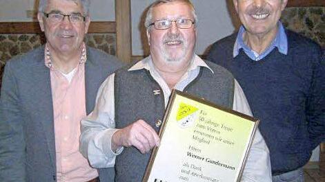 Winfried Beyer (links) und Heinrich Fischer (rechts) ernannten Werner Gundermann zum Ehrenmitglied der Spvg Eicha. Foto: privat
