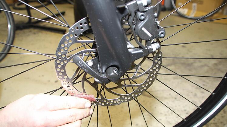 Check: die Bremsen. Wenn die Bremsen quietschen, Bremsscheibe und -klötze mit einem Schmirgelpapier leicht bearbeiten. Foto: Jürgen Gärtner