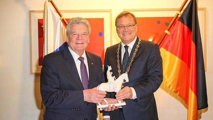 OB Starke schenkte Gauck einen Bamberger Reiter. Foto: RiegerPress