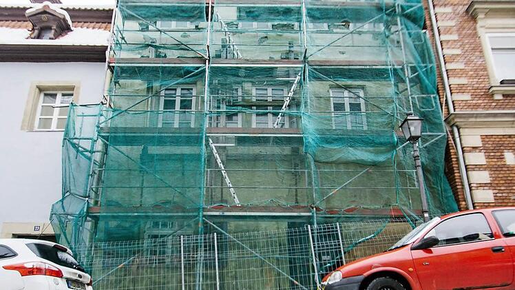 Das Gerüst steht noch vor der alten Synagoge - gebaut wird nicht. Foto: Marian Hamacher