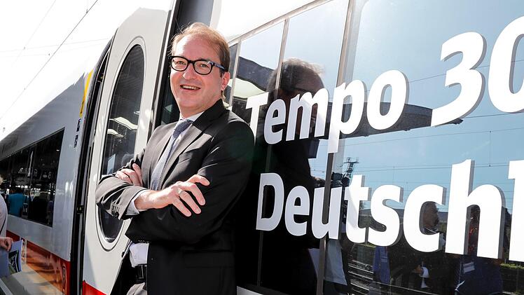 Verkehrsminister Alexander Dobrindt freut sich über das neues Bahnangebot. Foto: Matthias Hoch