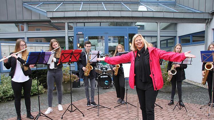 Jährlich am 3. Oktober laufen in Bad Brückenau Frauen zugunsten der Brustkrebsvorsorge. Foto: Ulrike Müller