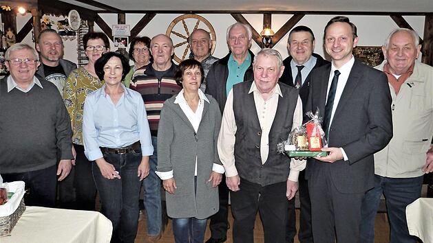 Unser Bild zeigt Thomas Gierlich im Kreise der Gratulanten, links neben ihm B&uuml;rgermeister Robert Bosch.  Foto: Werner Rei&szlig;aus