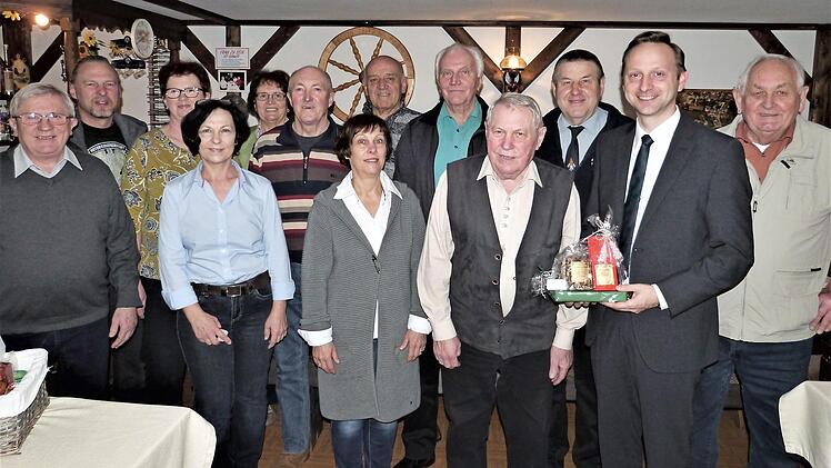 Unser Bild zeigt Thomas Gierlich im Kreise der Gratulanten, links neben ihm Bürgermeister Robert Bosch.  Foto: Werner Reißaus