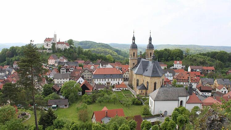 Blick auf Gößweinstein mit  Basilika und der Burg Gößweinstein. Foto: Gerd Klemenz