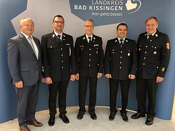 Landrat Thomas Bold (von links), Torsten B&uuml;chner, Klaus W&uuml;scher,Andreas Klopf und Kreisbrandrat Benno Metz.  Foto: Lena Pfister
