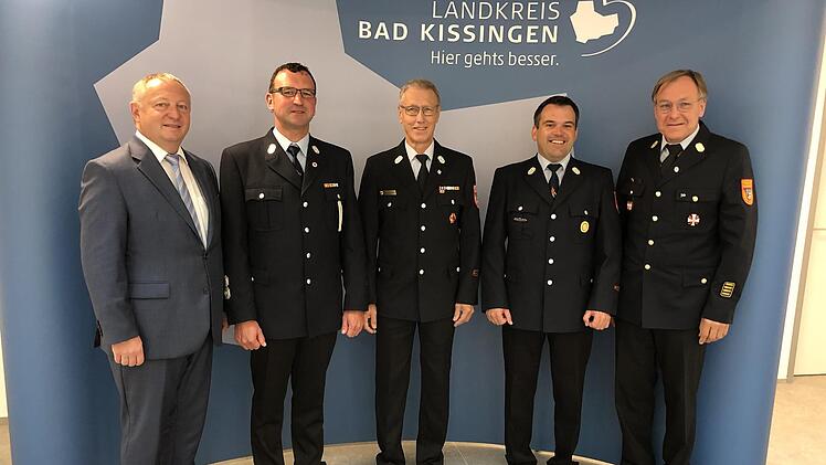 Landrat Thomas Bold (von links), Torsten B&uuml;chner, Klaus W&uuml;scher,Andreas Klopf und Kreisbrandrat Benno Metz.  Foto: Lena Pfister