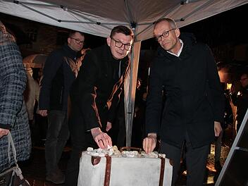Unter anderem Bürgermeister Armin Warmuth und Pfarrer Burkhard Hose legten Steine zum Gedenken ab. Foto: Ralf Ruppert