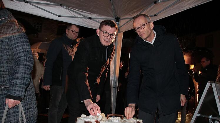 Unter anderem Bürgermeister Armin Warmuth und Pfarrer Burkhard Hose legten Steine zum Gedenken ab. Foto: Ralf Ruppert