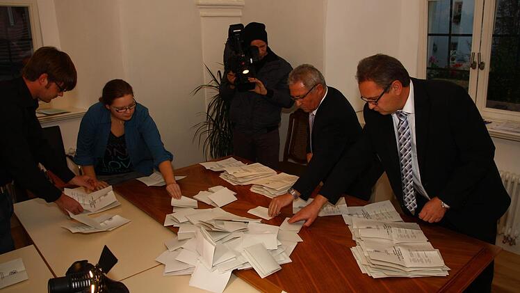 Die Wahlhelfer zählen aus