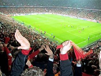 "So ein Tag so wunderschön wie heute": Die "Red Uniteds" genossen diesen außergewöhnlichen Auftritt "ihrer" Bayern gegen Barca. Fotos:Bertram Wagner